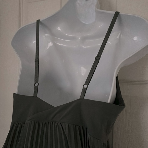 ATHLETA Pirouette Layering Pleated Dress Metropolis Grey Adjustable Straps M ๐ - Picture 5 of 6